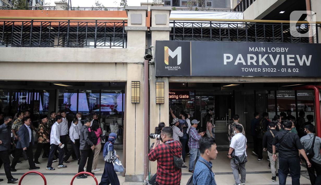 Wakil Ketua DPR RI Sufmi Dasco Ahmad bersama rombongan saat melakukan sidak lokasi pembangunan proyek Meikarta di Cikarang, Kabupaten Bekasi, Jawa Barat, Selasa (14/3/2023). Sufmi Dasco Ahmad memimpin rombongan belasan anggota DPR RI meninjau langsung lokasi pembangunan proyek Meikarta untuk mengetahui kondisi bangunan apartemen yang mangkrak sehingga membuat banyak konsumen merasa dibohongi serta dirugikan. (Liputan6.com/Faizal Fanani)