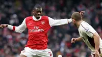 Gelandang Arsenal Abou Diaby (kiri) beraksi dalam partai Liga Premier melawan Sunderland di Emirates Stadium pada 5 Maret 2011. AFP PHOTO/ADRIAN DENNIS