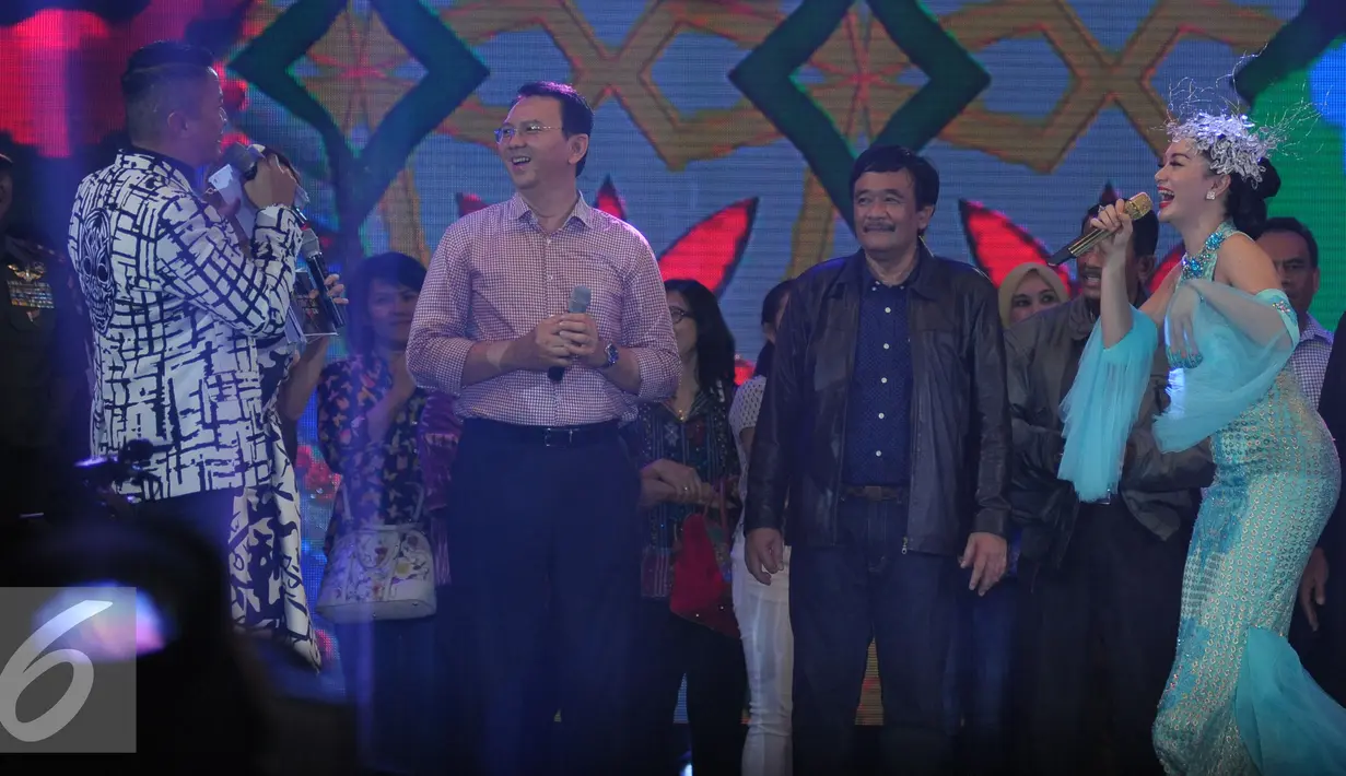Gubernur DKI Jakarta, Basuki Tjahaja Purnama bernyanyi membawakan lagu Hujan Gerimis bersama dengan penyanyi Zaskia Gotik  di panggung Move On Party 2016 di Pantai Carnaval Ancol, Jakarta, Kamis (31/12/2015). (Liputan6.com/Herman Zakharia)