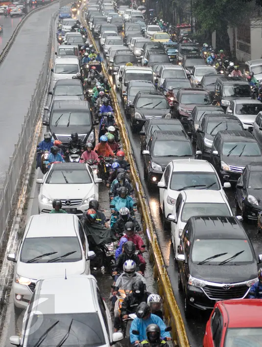 Sejumlah kendaraan pribadi memasuki jalur Busway di Jalan Mampang Prapatan, Jakarta, Selasa (11/10). Meski disterilkan, pengendara pribadi tetap nekat memasuki jalur bus Transjakarta untuk menghindari kemacetan. (Liputan6.com/Yoppy Renato)