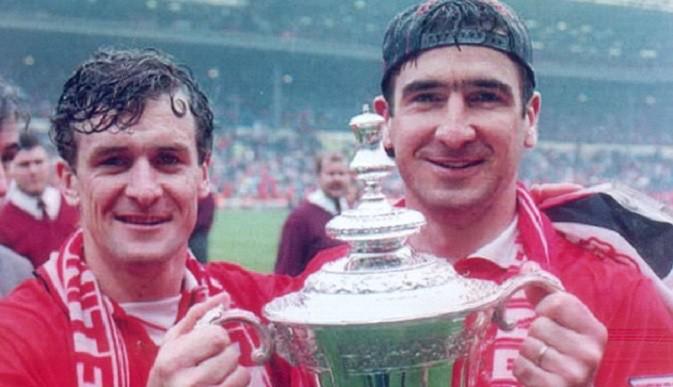 Mark Hughes bersama Eric Kantona.