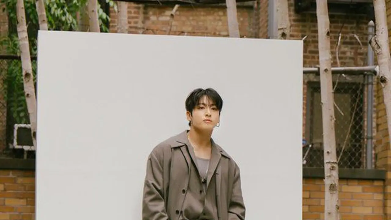 Potret Jungkook BTS Pancarkan Pesona Prince Charming dalam Debutnya di New York Fashion Week, Tampil Serba Calvin Kleinf