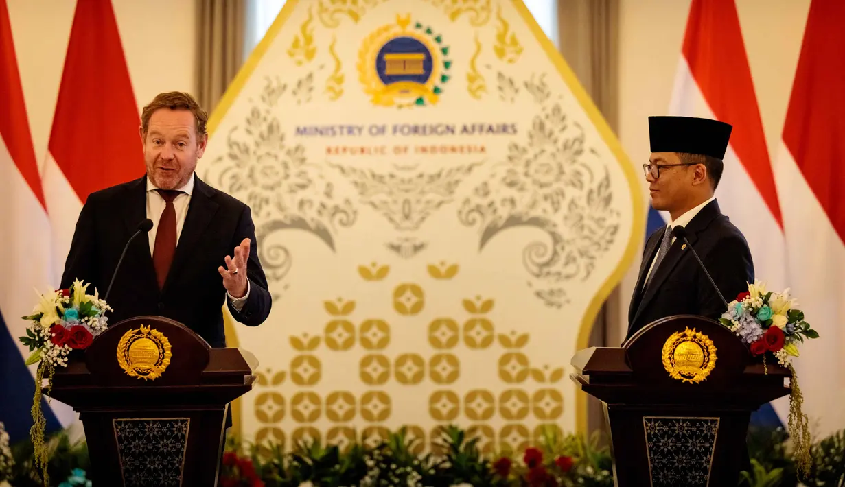 Dalam pernyataannya, Menlu Belanda David Van Weel meminta maaf lantaran legenda sepak bola negaranya, Patrick Kluivert, gagal membawa Timnas Indonesia memenangkan laga melawan Arab Saudi pada Kamis (9/10/2025) WIB dini hari tadi. (Yasuyoshi CHIBA/AFP)