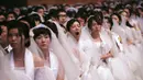 Seorang pengantin wanita menguap saat menghadiri upacara pernikahan massal di Cheong Shim Peace World Center, Gapyeong, Korea Selatan, Senin (27/8). (AP Photo/Ahn Young-joon)