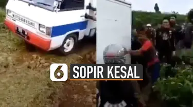 Sang sopir mobil sampai kesal, bingung harus belok ke mana.