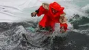 Seorang pemain ski mengenakan kostum unik berusaha untuk meluncur saat ambil bagian dalam kompetisi ski tahunan Gornoluzhnik di resor ski Bobrovy Log, pinggiran kota Siberia, Rusia, 14 April 2019. Kompetisi unik ini digelar untuk menandai akhir musim ski. (REUTERS/Ilya Naymushin)