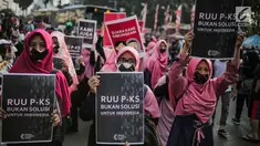 Aktivis Aliansi Gerakan Peduli Perempuan melakukan aksi bungkam menolak Rancangan Undang-Undang Penghapusan Kekerasan Seksual (RUU PKS) saat car free day di kawasan Bundaran HI, Jakarta, Minggu (14/7/2019). Mereka menolak rencana pengesahan RUU PKS. (Liputan6.com/Faizal Fanani)