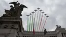 Skuad akrobatik Angkatan Udara Italia 'Frecce Tricolori' (panah tiga warna) terbang di atas Monumen Roma untuk Prajurit Tak Dikenal pada Hari Angkatan Bersenjata, Rabu (4/11/2020). Hari Angkatan Bersenjata menandai peringatan akhir Perang Dunia I untuk Italia. (AP Photo/Alessandra Tarantino)