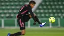 Bek Real Madrid, Raphael Varane, mengontrol bola saat melawan Elche pada laga Liga Spanyol di Stadion Manuel Martinez Valero, Rabu (30/12/2020). Kedua tim bermain imbang 1-1. (AP/Jose Breton)