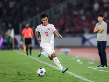 Pemian Timnas Indonesia, Pratama Arhan mengejar bola saat laga Kualifikasi Piala Dunia 2026 melawan Australia di Stadion Utama Gelora Bung Karno (SUGBK), Senayan, Jakarta, Selasa (10/09/2024). (Bola.com/Bagaskara Lazuardi)