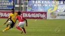 Gelandang Semen Padang U-21, Mariando U Mabim (kiri) berusaha melewati hadangan pemain Timnas U-19 Indonesia, M Alwi Slamat di Stadion Singaperbangsa, Karawang, Jawa Barat, Jumat (6/3/2015). (Liputan6.com/Helmi Fithriansyah)