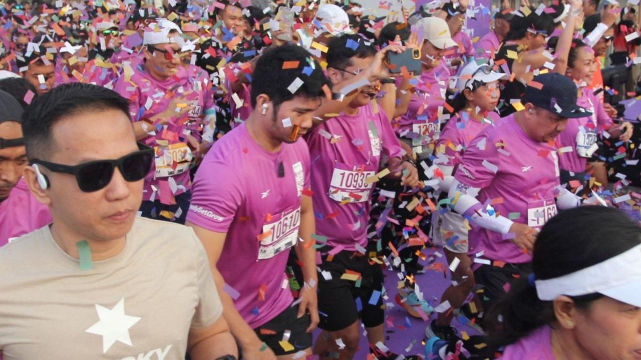 Event lari yang diikuti ribuan pelari ini menempuh lintasan sepanjang 10 kilometer di sekitar kawasan Plaza Timur, Senayan, Jakarta. Foto: merdeka.com / Arie Basuki