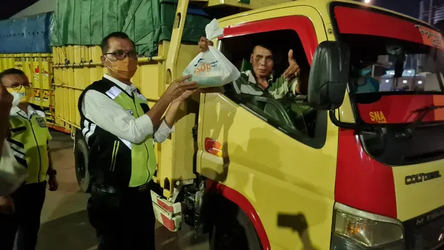 PT ASDP Indonesia Ferry (Persero) menyalurkan 5.819 paket sembako kepada masyarakat di 7 pelabuhan