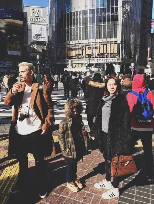 Ada juga pasangan Bunga Citra Lestari dan Ashraf Sinclair yang mengajak buah hati mereka, Noah, untuk berlibur di negri Sakura ini. Keharmonisan sangat terlihat di keluarga kecil ini. (Instagram/ashrafsinclair)