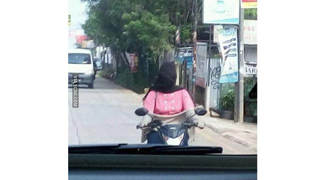 6 Momen Apes Emak-Emak saat Naik Motor Ini Bikin Elus Dada