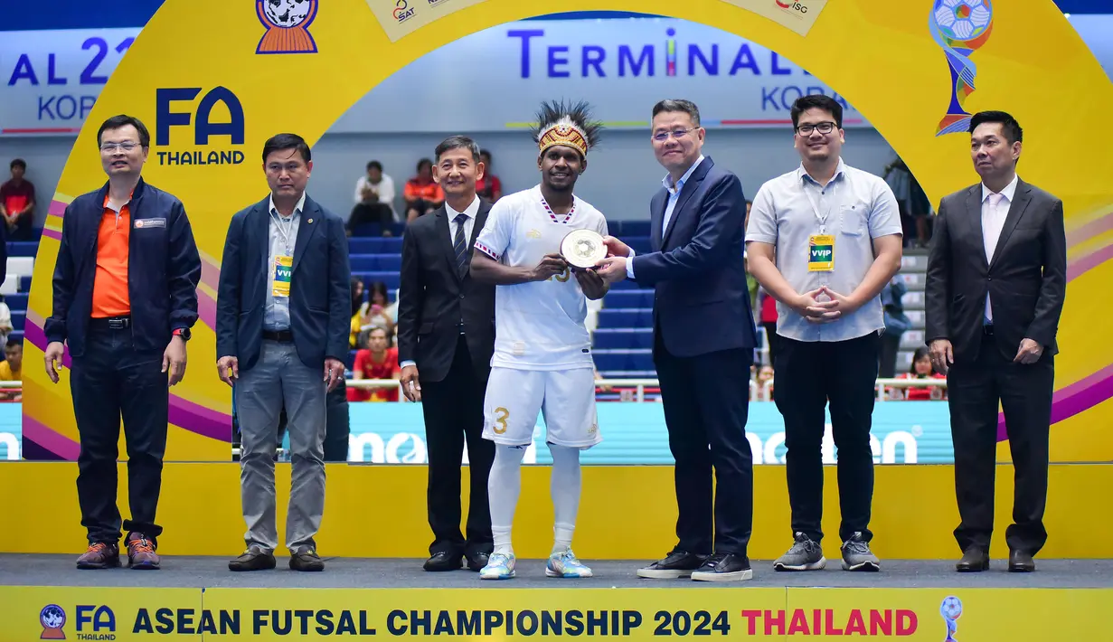 Pemain Timnas futsal Indonesia, Wendy Bryan mendapatkan penghargaan sebagai pemain terbaik (MVP) setelah laga final Piala AFF 2024 melawan Vietnam yang berlangsung di Terminal 21 Korat, Nakhon Ratchasima, Thailand, Minggu (10/11/2024) malam WIB. (Dok. Federasi Futsal Indonesia)