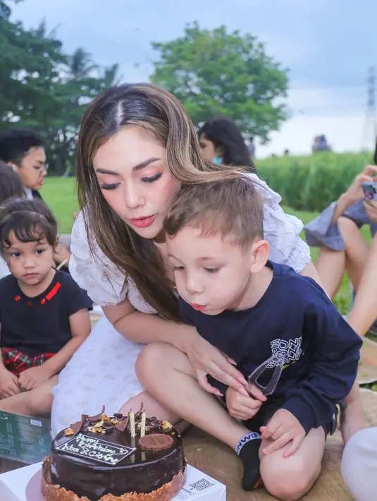 Hanya didampingi Celine Evangelista, Lucio, meniup lilin ulang tahunnya. (Foto: Instagram/@celine_evangelista)
