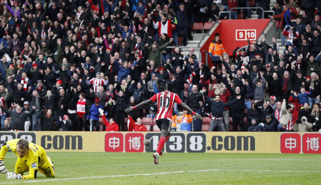 Pemain Southampton, Sadio Mane merayakan golnya ke gawang Liverpool pada lanjutan liga Inggris pekan ke-31 di Stadion St Mary, Southampton, Minggu (20/3/2016) WIB. (AFP/Adrian Dennis)