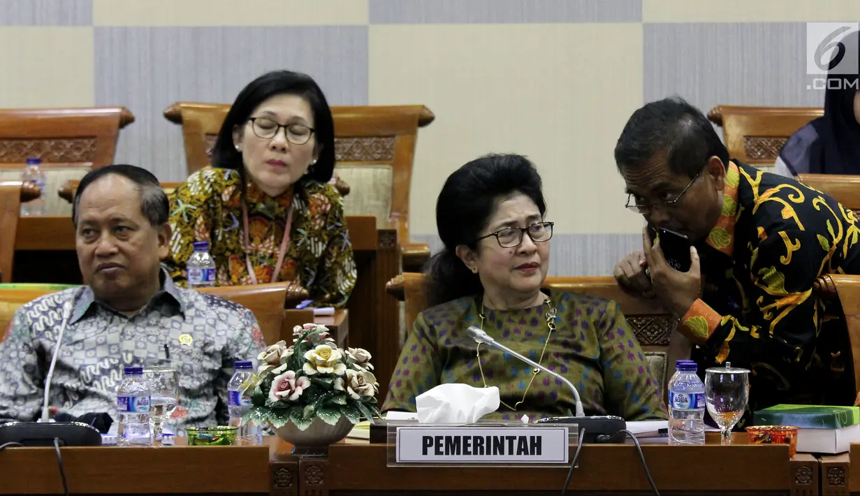 Menkes Nila F Moeloek (dua kiri) bersama Menristekdikti Mohamad Nasir (kiri) saat rapat kerja dengan Komisi IX DPR, Jakarta, Kamis (5/4). Rapat beragendakan penyerahan Daftar Inventarisasi Masalah (DIM) RUU Tentang Kebidanan. (Liputan6.com/Johan Tallo)