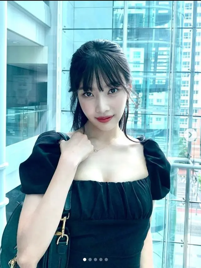 Joy Red Velvet mengenakan dress hitamnya. (Instagram @_imyour_joy)