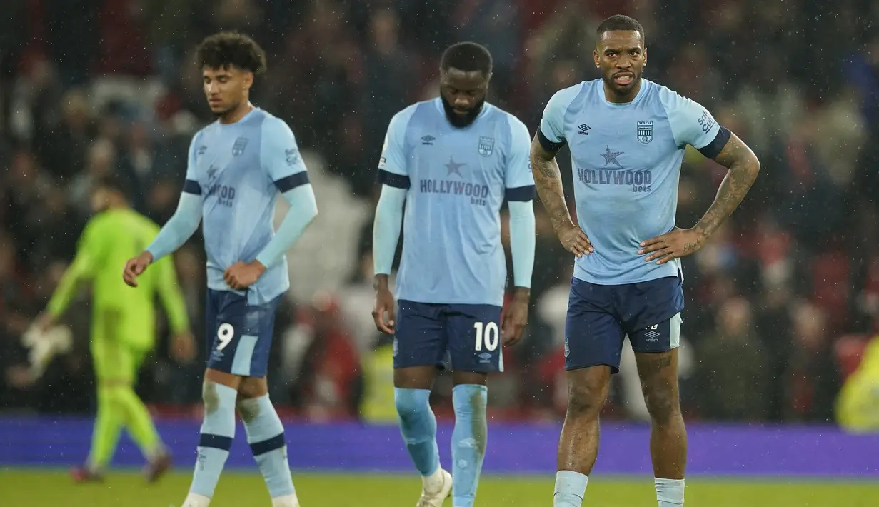 Para pemain Brentford (kiri ke kanan) Kevin Schade, Josh Da Silva dan Ivan Toney tampak kecewa setelah dikalahkan Manchester United pada laga lanjutan Liga Inggris 2022/2023 di Old Trafford Stadium, Manchester, Kamis (6/4/2023) dini hari WIB. (AP Photo/Dave Thompson)