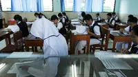 Ujian Nasional (UN) tingkat SMP mulai hari ini secara serentak dilaksanakan di seluruh wilayah Indonesia hingga Kamis (8/5/2014) mendatang  (Liputan6.com/Faizal Fanani)