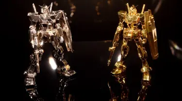 Tanaka Kikinzoku Jewelry Jepang menampilkan sebuah robot Gundam yang terbuat dari emas murni di acara pameran "The Art of Gundam" di Tokyo, 17 Juli 2015.  Replika robot berukuran 12,5 cm ini dibanderol dengan harga Rp2 Miliar. (AFP PHOTO/Yoshikazu Tsuno)