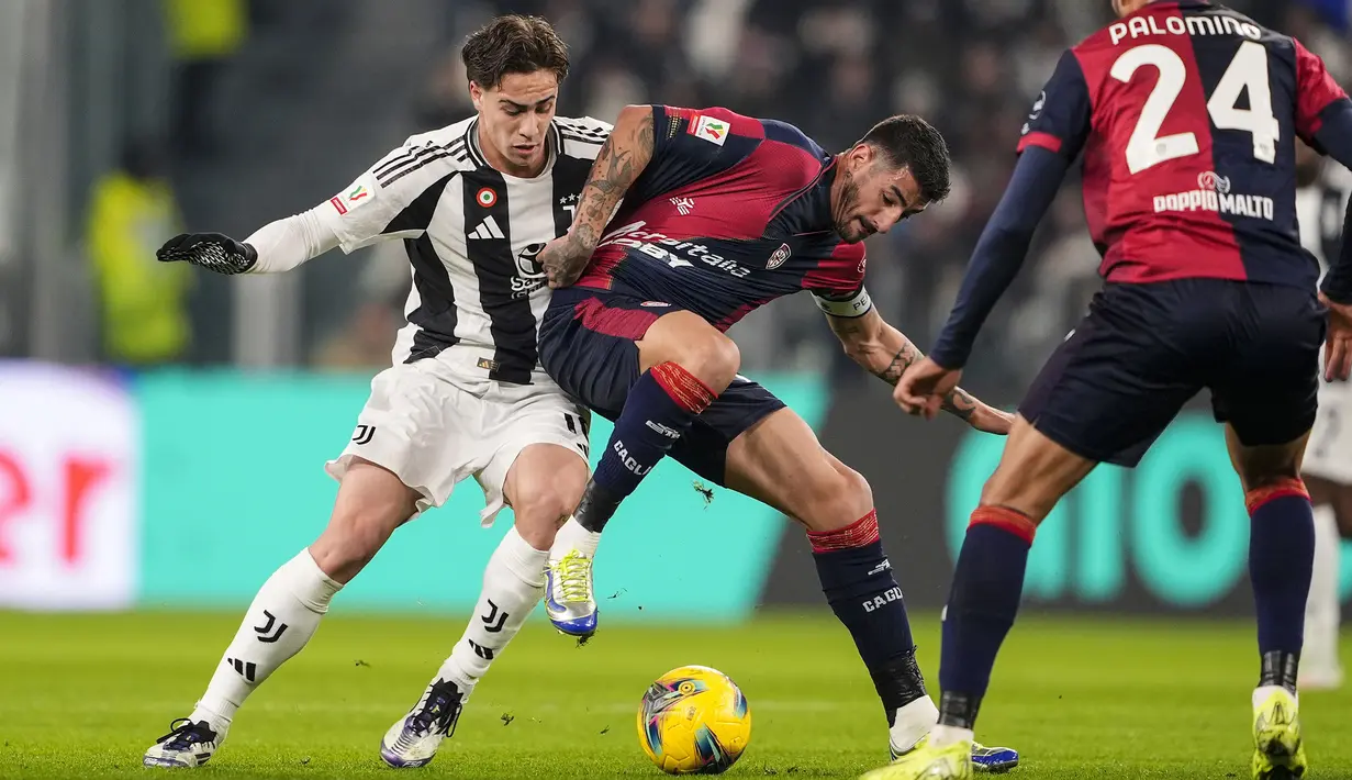 Pemain Juventus, Kenan Yildiz (kiri) berebut bola dengan pemain Cagliari, Alessandro Decolla pada laga 16 besar Coppa Italia 2024/2025 yang berlangsung di Juventus Stadium, Turin, Italia, Rabu (18/12/2024) WIB. (AP Photo/LaPresse/Fabio Ferrari)