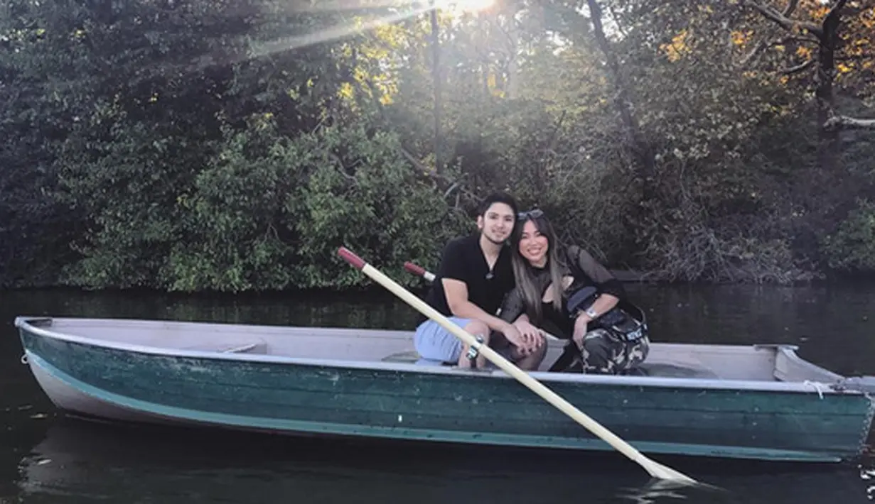 Suasana romantis terlihat dalam foto yang menjadi viral tersebut. Adi berlutut menghadap sang kekasih. Tangan kanannya memegang tangan Kezia yang berdiri didepannya. (Instagram/keziatoemion)