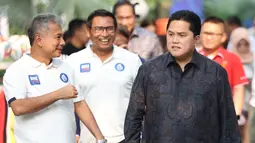 Ketum PSSI Erick Thohir (kanan) bersama Dirut BRI Sunarso (kiri), dan Wadirut BRI Catur Budi Harto (tengah) saat peluncuran BRI Liga 1 2023/2024 di Jakarta, Senin (26/6/2023). (Bola.com/Abdul Aziz)