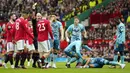 Wasit Anthony Taylor memberikan kartu kuning kepada pemain Manchester United, Casemiro, setelah melakukan pelanggaran kepada pemain Southampton, Carlos Alcaraz pada laga Liga Inggris di Stadion Old Trafford, Minggu (12/3/2023). (AP Photo/Jon Super)