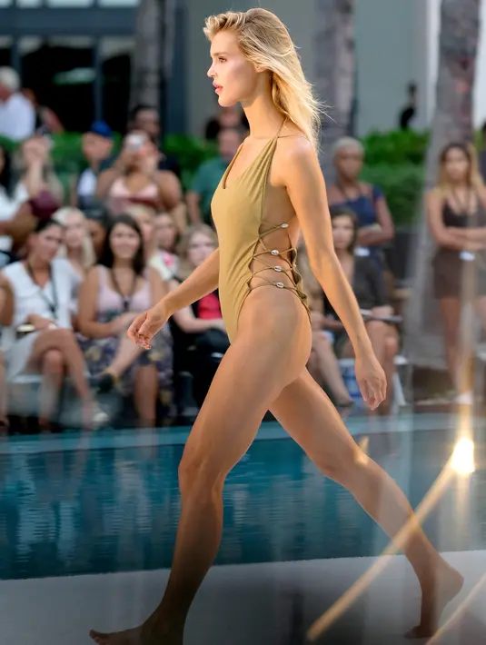 Model berjalan di catwalk selama peragaan busana SWIMMIAMI Hammock 2018 Collection di WET Deck di W South Beach di Miami Beach, Florida (21/7). (Dimitrios Kambouris/Getty Images for SWIMMIAMI/AFP)