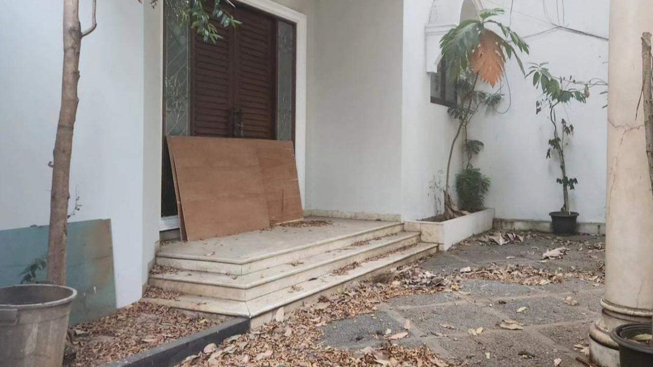 David menyarankan mantan Duta Besar RI untuk Amerika Serikat Dino turut berkoordinasi dengan pihak broker atau yang memasarkan rumah. Sebab, sewa rumah masih berlaku sampai lima bulan ke depan.