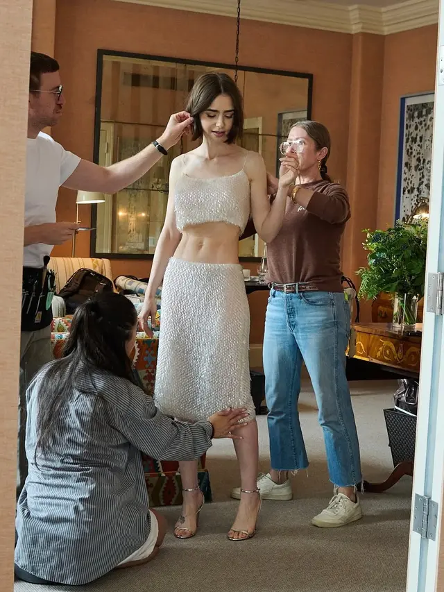Lily Collins Pamer Abs dengan Crop Top Bling-bling di Calvin Klein SS26 New York Fashion Week