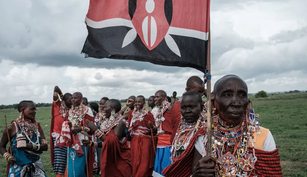 Para wanita Maasai menghadiri kompetisi Olimpiade Maasai 2018 di Kimana, dekat perbatasan Kenya dengan Tanzania (15/12). Olimpiade Maasai  sudah diadakan setiap dua tahun sejak 2012. (AFP Photo/Yasuyoshi Chiba)