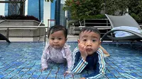 Momen Menggemaskan Rayyanza dan Lily Saat Berenang Bersama, Kedekatannya Curi Perhatian