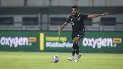 Pemain Timnas Indonesia, Ricky Kambuaya saat laga uji coba FIFA Matchday antara Timnas Indonesia menghadapi Curacao di Stadion Gelora Bandung Lautan Api (GBLA), Bandung, Jawa Barat, Sabtu (24/9/2022) malam WIB. (Bola.com/Bagaskara Lazuardi)