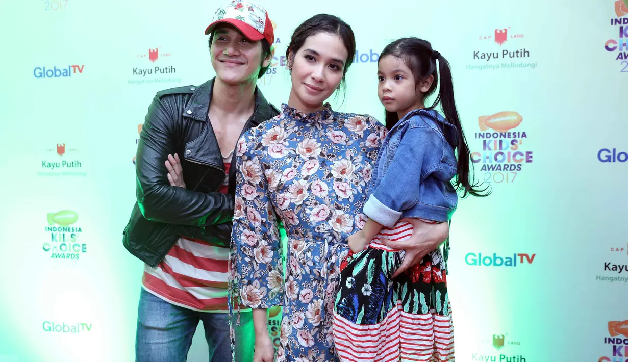 Vino dan Marsha Timothy serta buah hatinya, Jizzy Pearl Bastian saat menghadiri acara penghargaan Indonesia Kids Choice Awards 2017. Vino berhasil membawa pulang piala sebagai Bintang Film Terfavorit. (Nurwahyunan/Bintang.com)