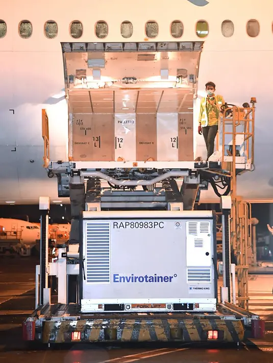 Pekerja menurunkan 1,2 juta dosis vaksin Covid-19  Sinovac di Bandara Soekarno Hatta Cengkareng, Banten (6/12/2020). Menteri Koordinator Bidang Perekonomian Airlangga Hartarto, mengatakan skema pelaksanaan vaksinasi akan dilakukan secara gratis dan vaksin mandiri berbayar. (Handout/Indonesia Preside
