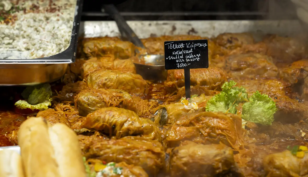 Semangkuk sup gulai khas Hongaria seharga $12 (Rp 186 ribu). Kubis isi seharga lebih dari $18 (Rp 279 ribu). Hot dog sosis seharga $23 (Rp 356ribu). Begitulah harga-harga yang ada pada hari Senin di alun-alun Budapest yang ramai.  (AP Photo/Denes Erdos)