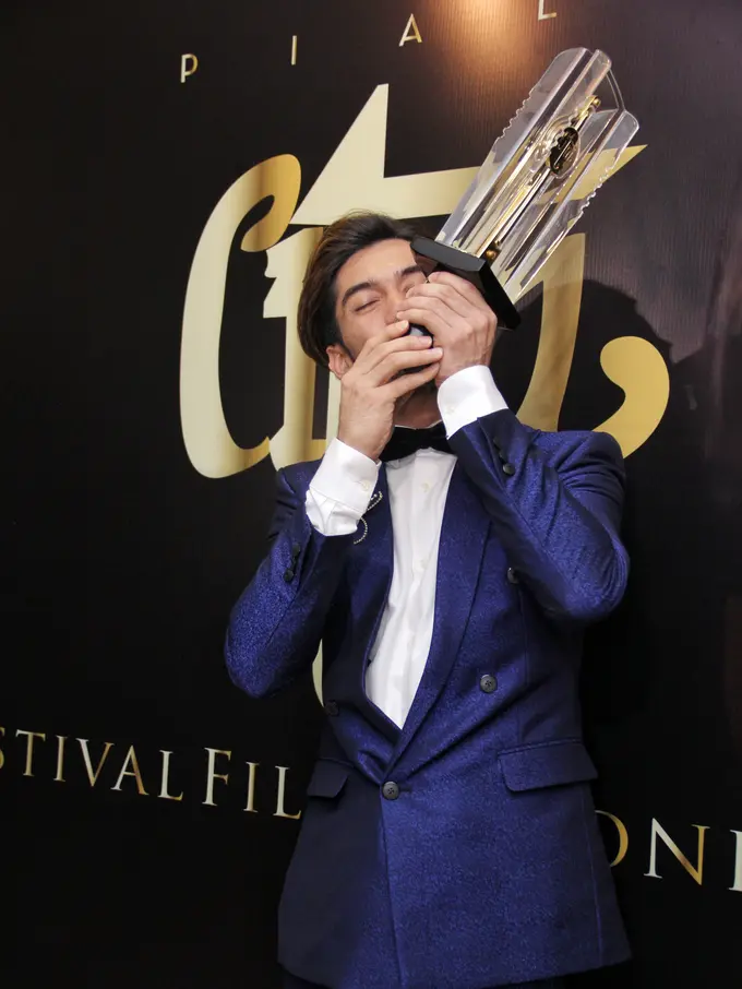 [Bintang] Raih Piala Keempat di FFI, Reza Rahadian Terima Kasih Pada Ibu