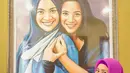 Lukisan besar Ikke dan putrinya menempel di dinding. Sekedar informasi, dari pernikahan pertamanya, Ikke dikaruniai seorang putri cantik bernama Siti Adira Kania. [Foto: dok. Instagram/ikkenurjanah0518]