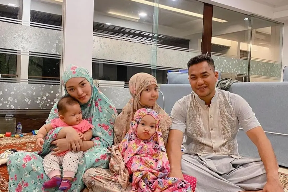 Zaskia Gotik unggah potret bersama keluarga jalani ibadah di bulan Ramadan. (Foto: Instagram/zaskia_gotix)