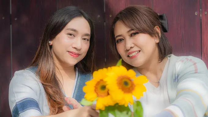 wanita februari dua bunga