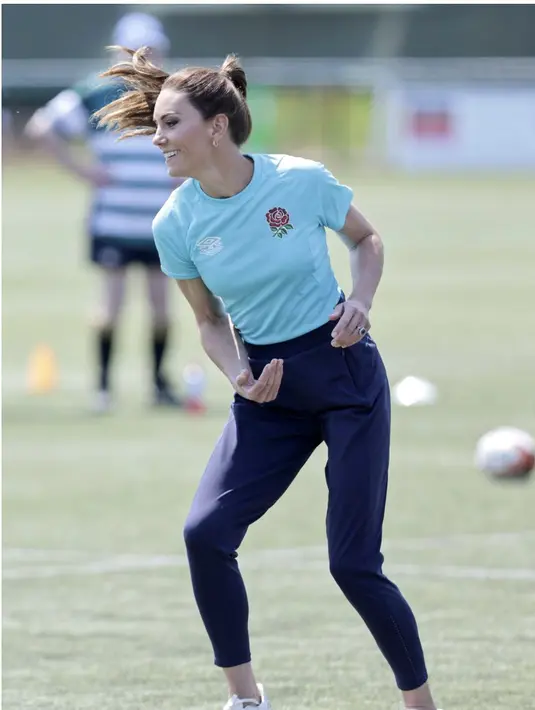 Princess of Wales, sebagai Patron Rugby Football Union, bertemu dengan para pemain pria lokal dan nasional di Maidenhead Rugby Club untuk mendiskusikan kampanye Shaping Us. Pada kesempatan ini, Kate mengenakan sneakers putih  Lululemon, Chargefeel Low Women's Workout Shoe seharga Rp1,6juta. [Foto: Instagram/ Kensington royal]