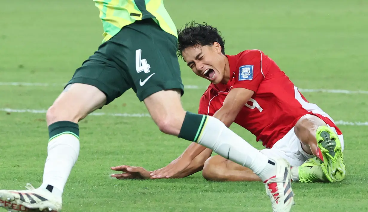 Hingga babak pertama usai, Timnas Indonesia tertinggal 0-3 dari tuan rumah Australia. (DAVID GRAY/AFP)