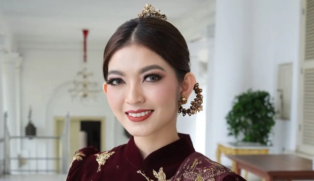 <p>Selvi Ananda baru-baru ini terlihat melakoni pemotretan di Istana Kepresidenan Bogor. [@rama_jee].</p>