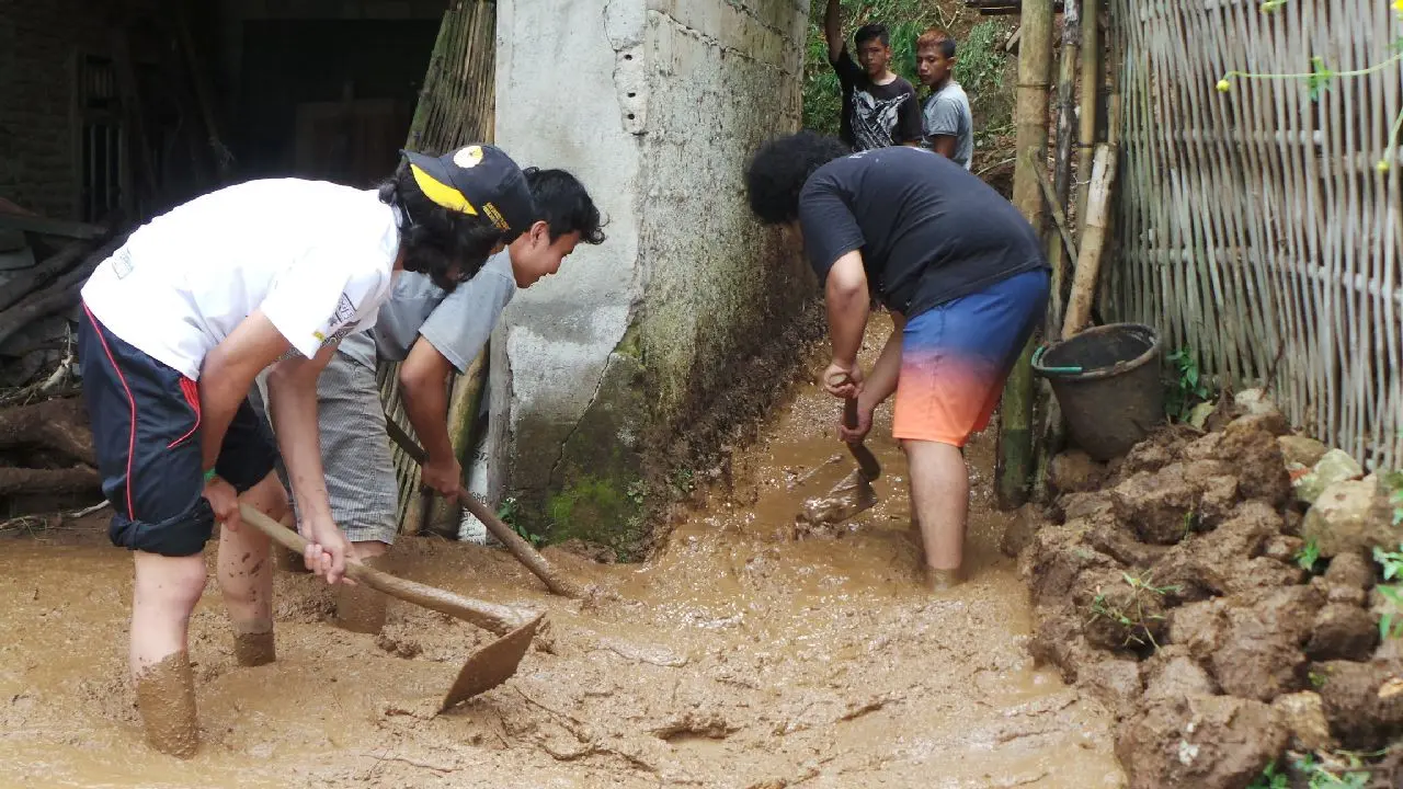 Warga Pemalang Butuh Air Bersih Usai Banjir Lumpur