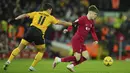 <p>Penyerang Liverpool, Ben Doak berusaha melewati penyerang Wolverhampton Wanderers, Hwang Hee-chan selama pertandingan putaran ketiga Piala FA di stadion Anfield, Inggris, Minggu (8/1/2023). Liverpool bermain imbang dengan Wolves dengan skor 2-2. (AP Photo/Jon Super)</p>