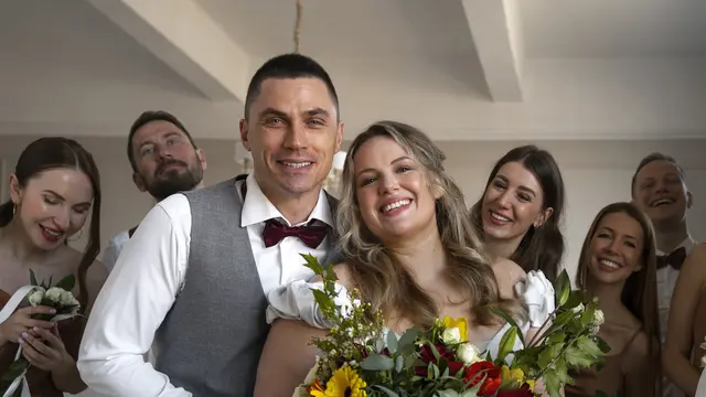 bermain bersama para tamu undangan